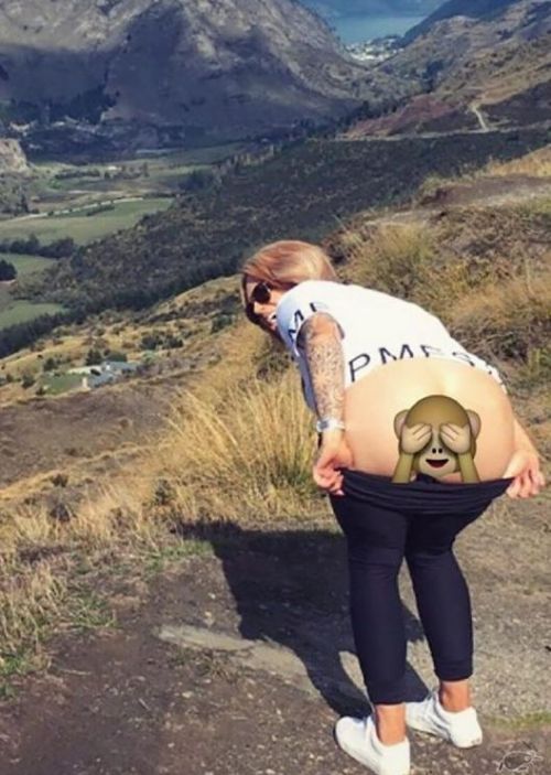 New Zealand Girl Puts Her Butt Cheeks Up For Auction (3 pics)