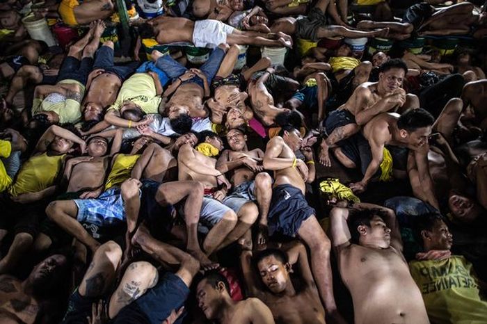 Dozens Of Prisoners Share Cells In The World's Most Crowded Jail (6 pics)