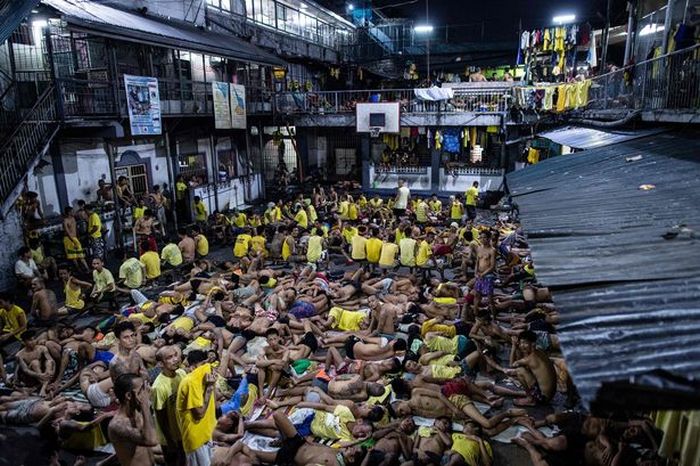 Dozens Of Prisoners Share Cells In The World's Most Crowded Jail (6 pics)