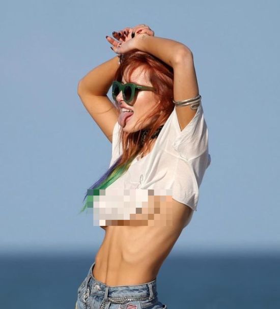 Former Disney Star Bella Thorne Flashes Some Underboob In Miami (6 pics)