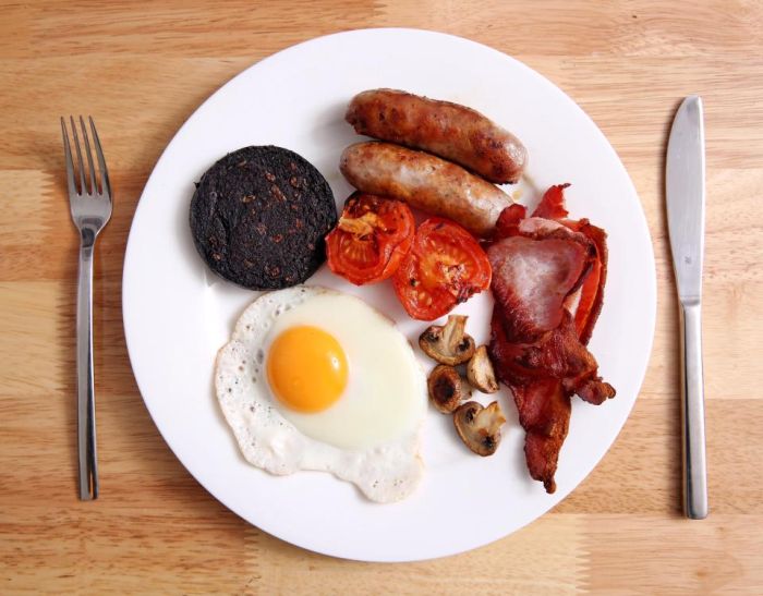 The Christmas Cookery Block Gets Tested With A Full English Breakfast (7 pics)
