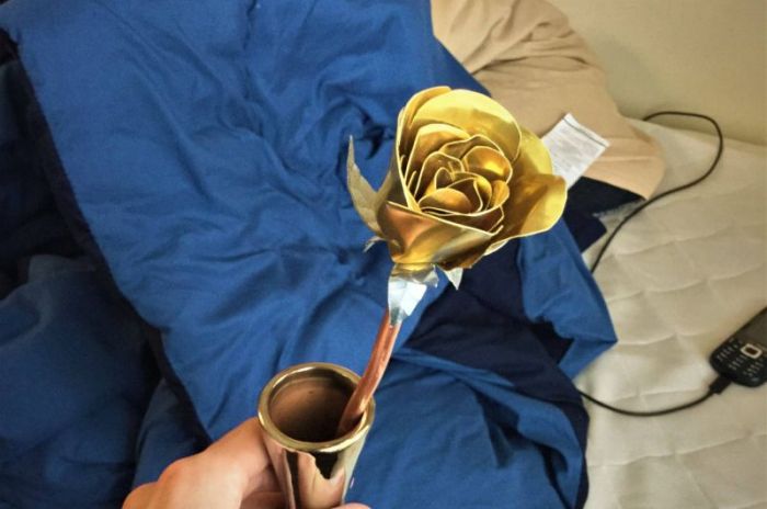Guy Makes A Gorgeous Gold Rose For His Girl (19 pics)