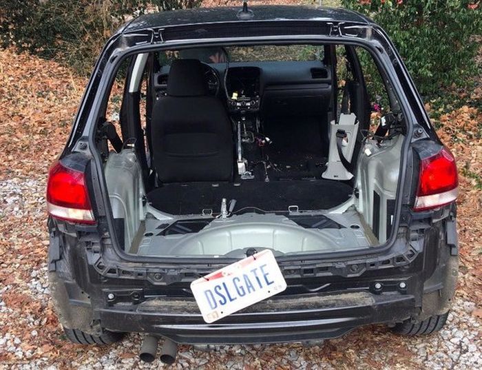 Car Owner Strips His Volkswagen Down To The Bones (6 pics)