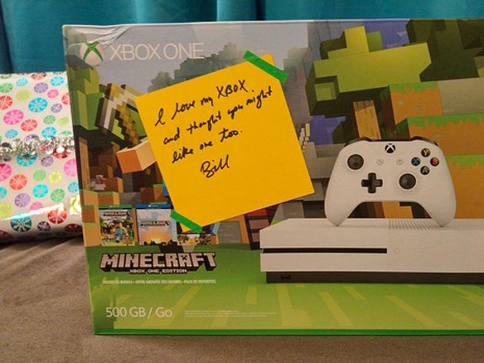 Bill Gates Bought Many Thoughtful Gifts For His Reddit Secret Santa (13 pics)