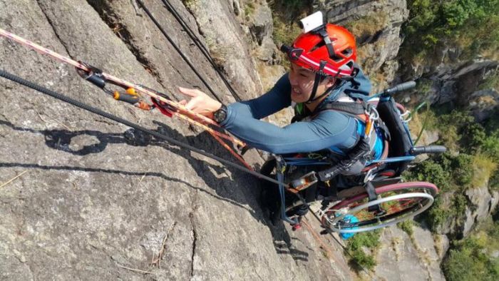 Strong Man In A Wheelchair Climbs A Mountain In China (7 pics)