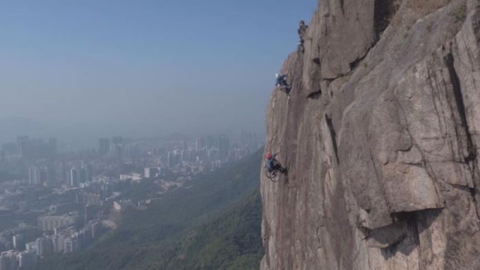 Strong Man In A Wheelchair Climbs A Mountain In China (7 pics)