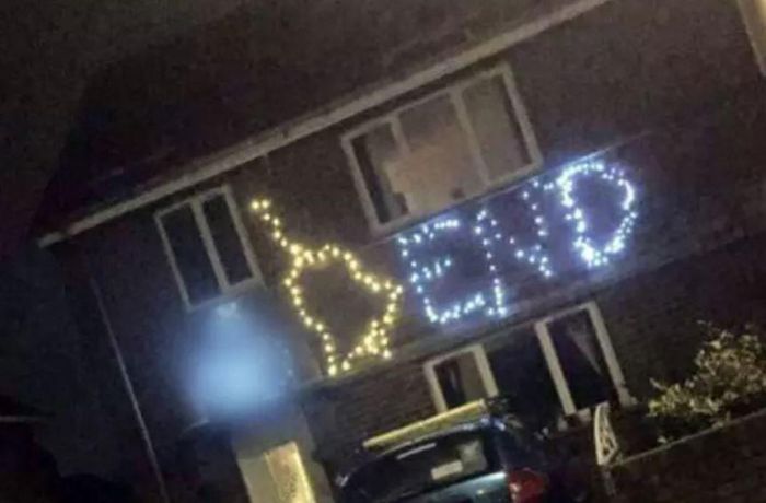 Father Of Four Arrested Because Of His Rude Christmas Light Display (3 pics)