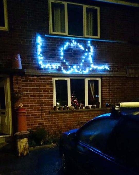 Father Of Four Arrested Because Of His Rude Christmas Light Display (3 pics)