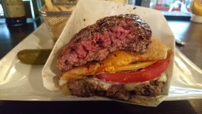 You Can Get The Best Burgers Ever At This Japanese Restaurant (10 pics)