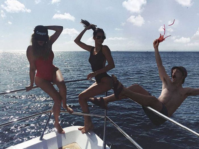 Guy Photoshops Himself Into Hilarious Photos With Kendall Jenner (60 pics)