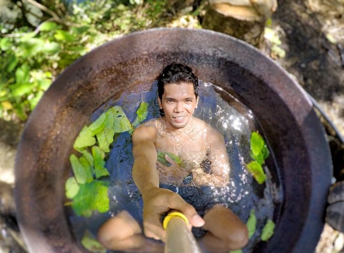 Guy Takes A Selfie In The World's Most Primitive Hot Tub (5 pics)