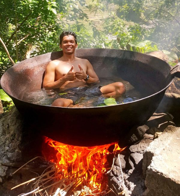 Guy Takes A Selfie In The World's Most Primitive Hot Tub (5 pics)