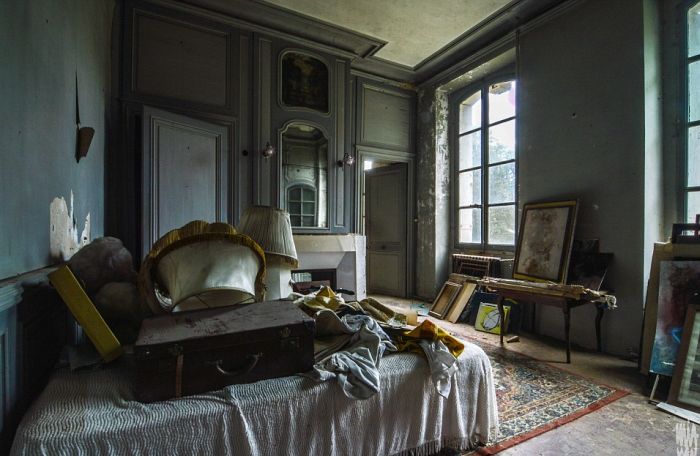 Spooky French Chateau Lies Frozen In Time (10 pics)