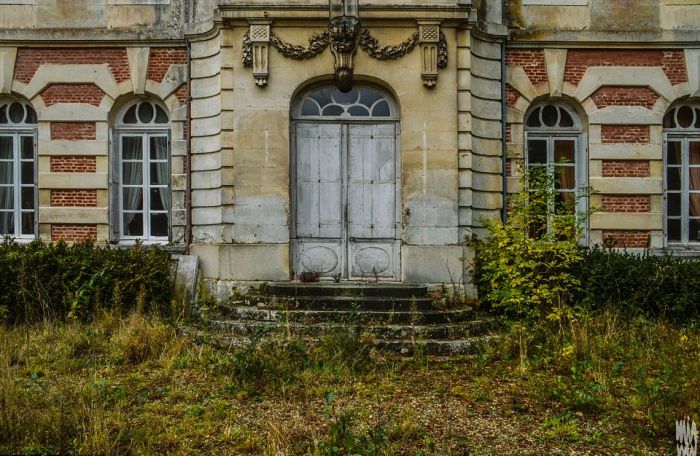 Spooky French Chateau Lies Frozen In Time (10 pics)