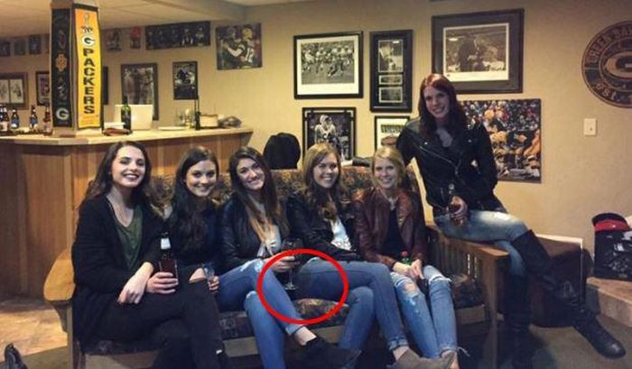 Can You Find The Woman's Missing Legs In This Crazy Photo (3 pics)