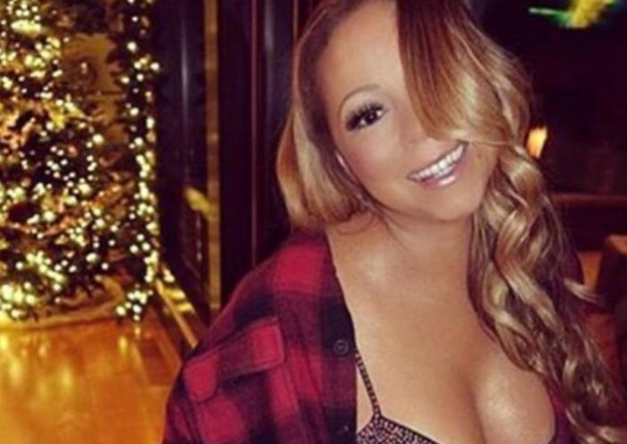 Mariah Carey Shows Off Her Sexy Outfit For Christmas (2 pics)