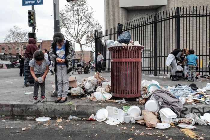 Christmas In The Ghettos Of Los Angeles (19 pics)