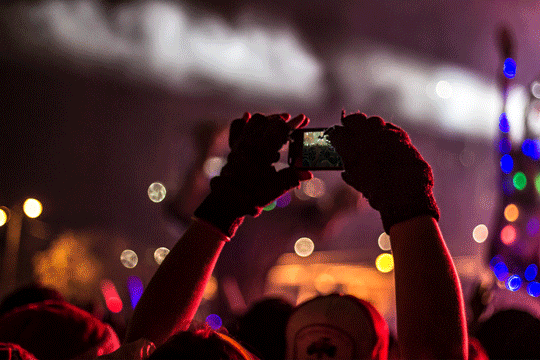 Types Of People Who You Definitely Want To Avoid At A Concert (7 pics)
