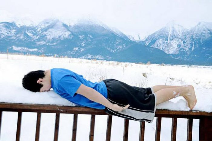 People Who Could Clearly Care Less About Cold Weather (67 pics)