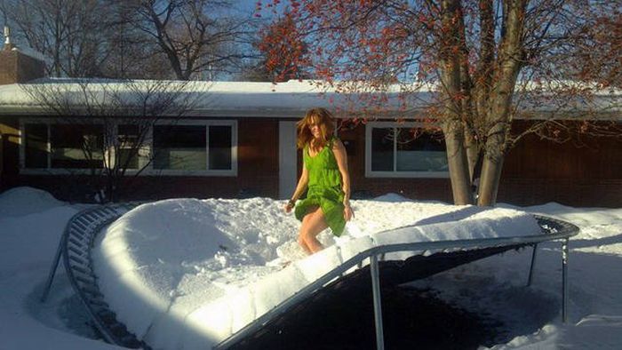 People Who Could Clearly Care Less About Cold Weather (67 pics)