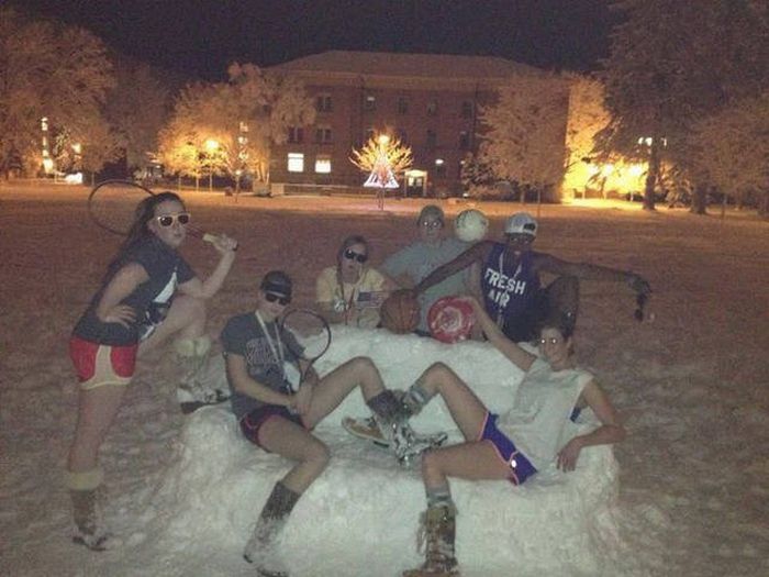 People Who Could Clearly Care Less About Cold Weather (67 pics)