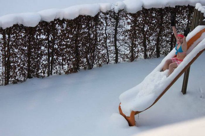 People Who Could Clearly Care Less About Cold Weather (67 pics)