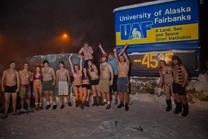 People Who Could Clearly Care Less About Cold Weather (67 pics)