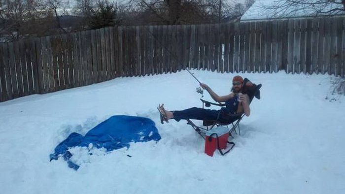People Who Could Clearly Care Less About Cold Weather (67 pics)