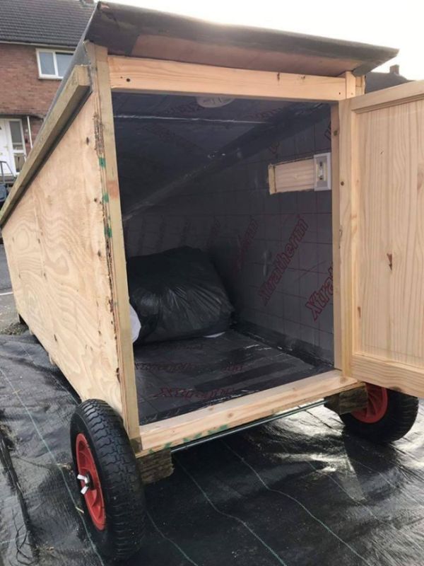 Guy Builds A Shelter For A Homeless Couple On Christmas Eve (3 pics)