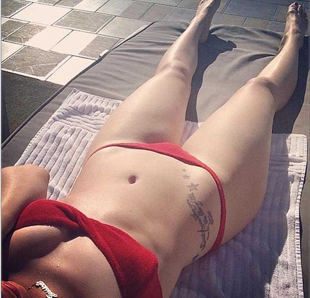 The Beach Is A Sexy Place To Take A Selfie (42 pics)