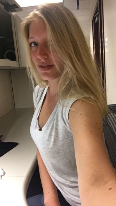 When Gorgeous Girls Take Selfies At Work (34 pics)