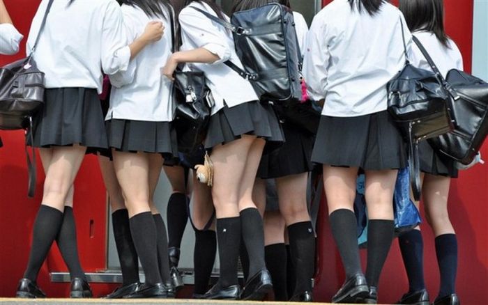 Japanese Schoolgirls Wearing The Shortest Of Short Skirts 14 Pics 