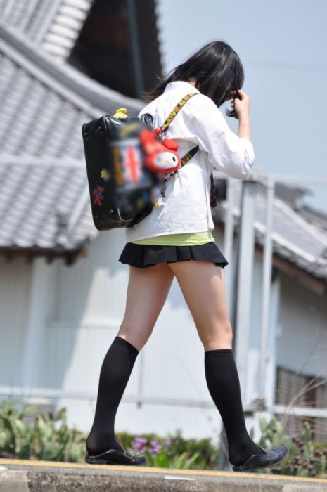 Japanese Schoolgirls Wearing The Shortest Of Short Skirts (14 pics)
