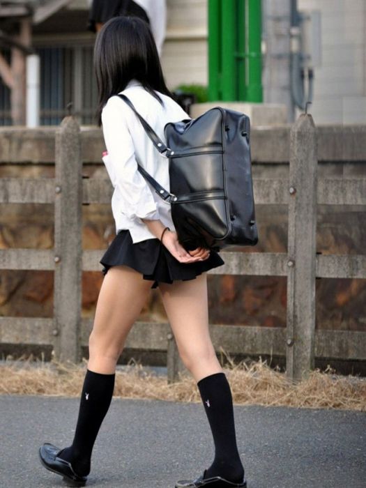 Japanese Schoolgirls Wearing The Shortest Of Short Skirts (14 pics)