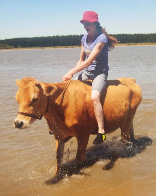 Girl Gets A Cow For Her Birthday After Asking For A Pony (7 pics)
