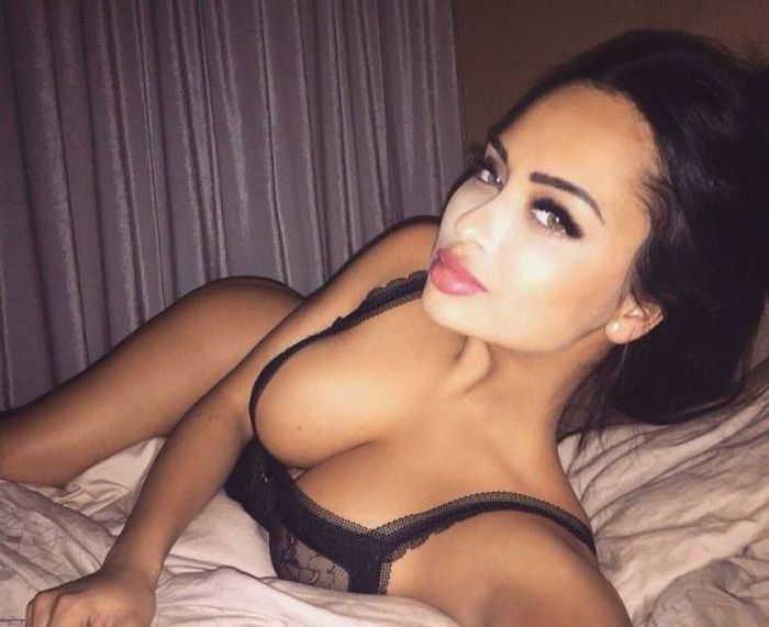 Girls With Beautiful Cleavage (53 pics)