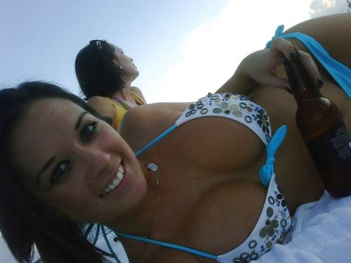 Girls With Beautiful Cleavage (53 pics)