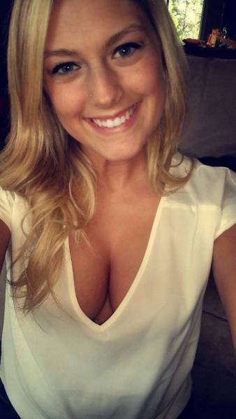 Girls With Beautiful Cleavage (53 pics)