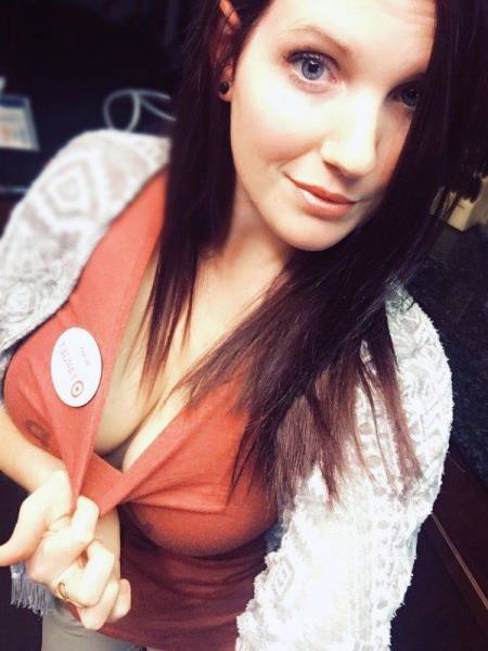 Girls With Beautiful Cleavage (53 pics)
