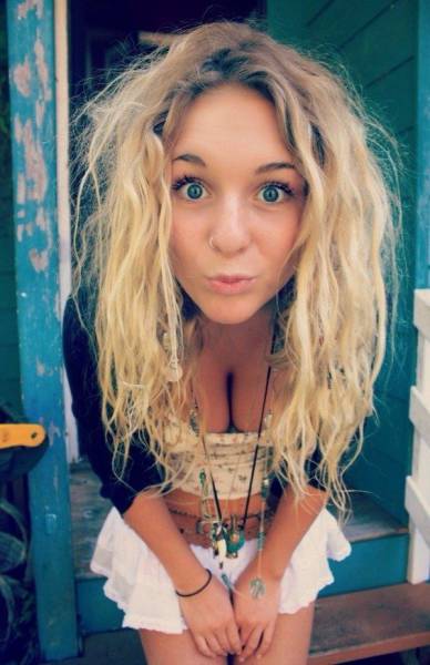 Girls With Beautiful Cleavage (53 pics)