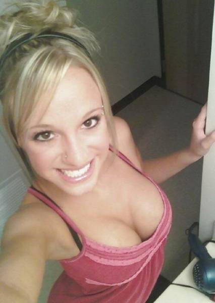 Girls With Beautiful Cleavage (53 pics)