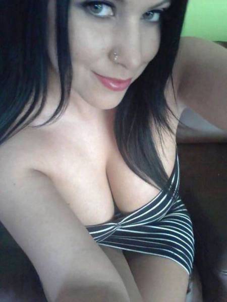Girls With Beautiful Cleavage (53 pics)