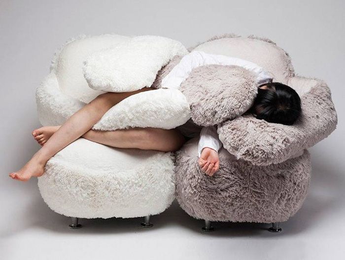 You’ll Never Be Alone Again Thanks To This Hugging Sofa (7 pics)