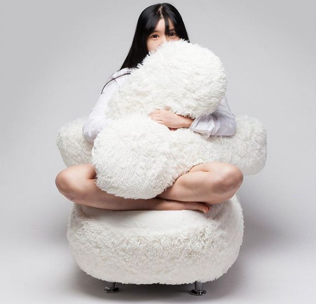 You’ll Never Be Alone Again Thanks To This Hugging Sofa (7 pics)