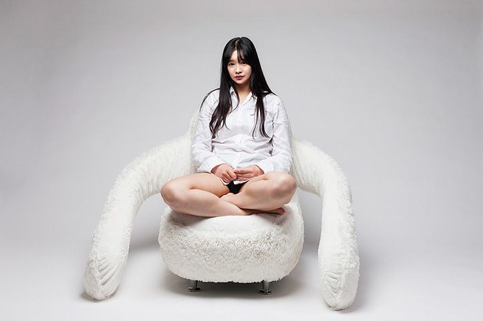 You’ll Never Be Alone Again Thanks To This Hugging Sofa (7 pics)
