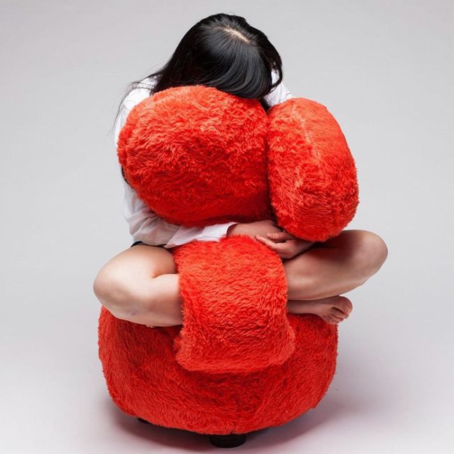 You’ll Never Be Alone Again Thanks To This Hugging Sofa (7 pics)