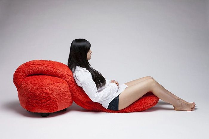 You’ll Never Be Alone Again Thanks To This Hugging Sofa (7 pics)