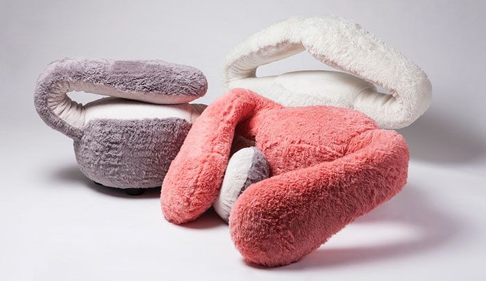 You’ll Never Be Alone Again Thanks To This Hugging Sofa (7 pics)