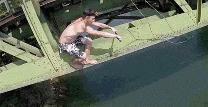 Daring People Who Showed No Fear While Cheating Death (15 gifs)