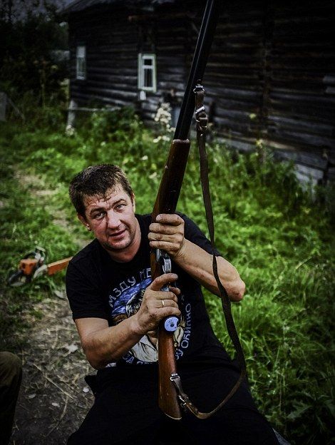 Eerie Photos Capture The Lives Of People Living In Russia's Dying Towns (17 pics)